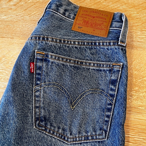 NWOT Levi's Women's 501 Jeans Size W26 L26 Blue - Picture 4 of 11